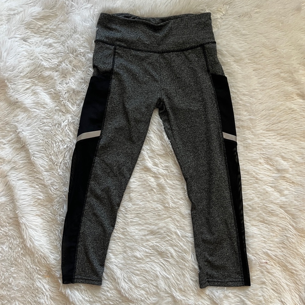 Mesh side panel workout capri leggings with pockets